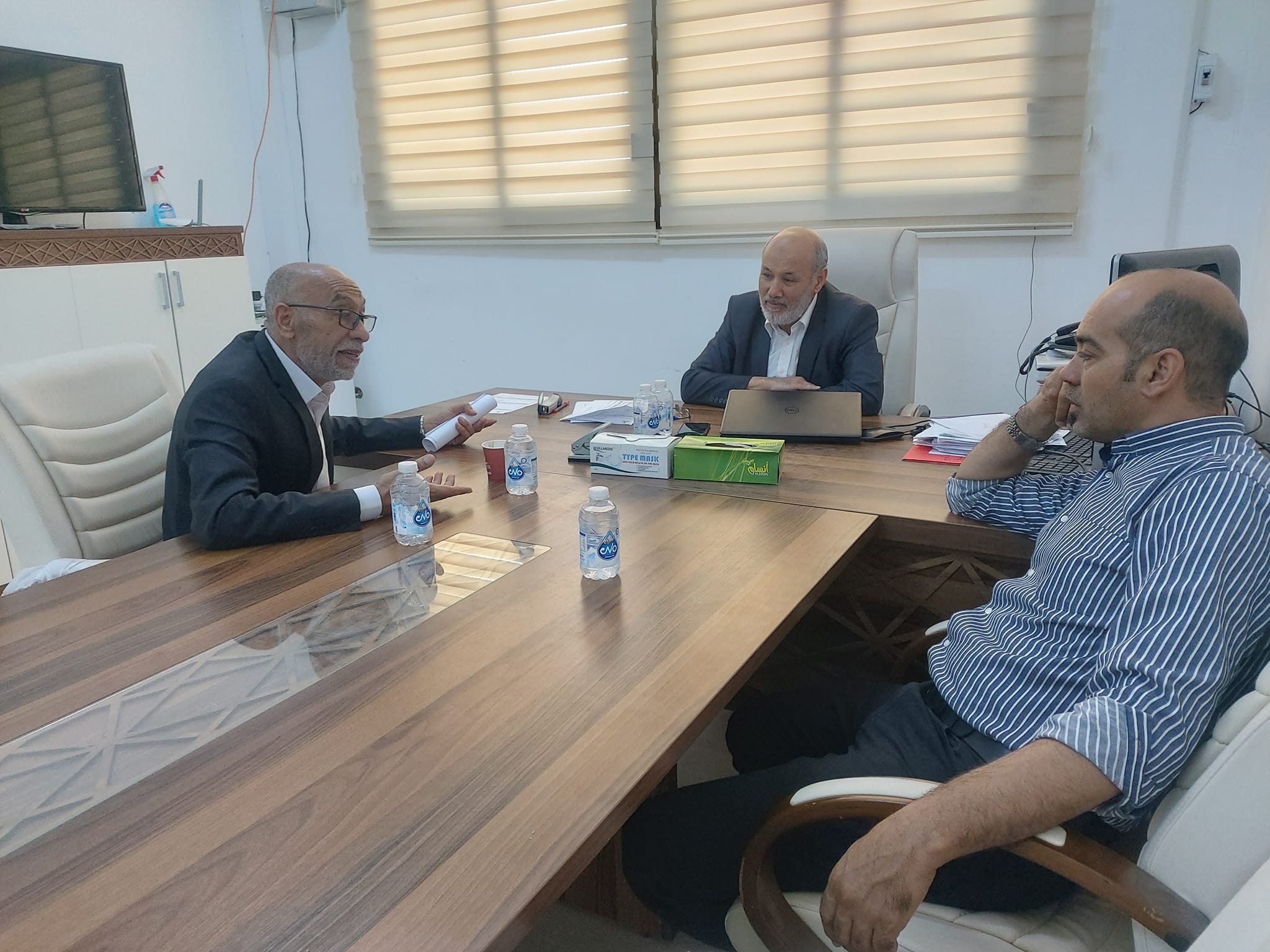 تشرفت كلية اللغات والترجمة بزيارة الشيخ خليفة الزواوي صحبة الأستاذ صلاح الدين السويح نقيب عام موظفي وزارة التعليم العالي