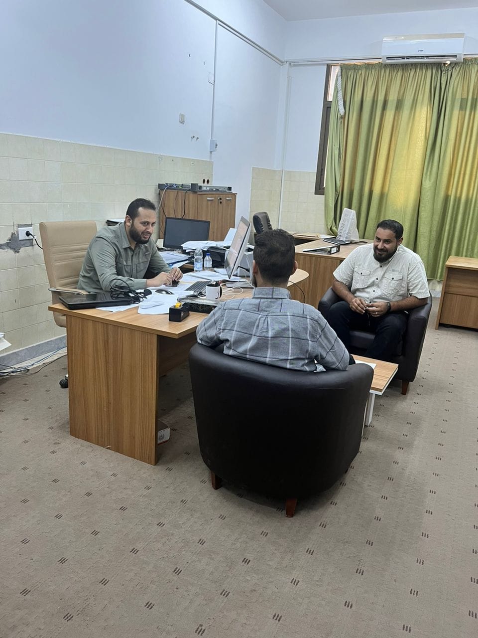 فريق الجودة في تجهيز ملفات الاعتماد المؤسسي بكلية اللغات والترجمة