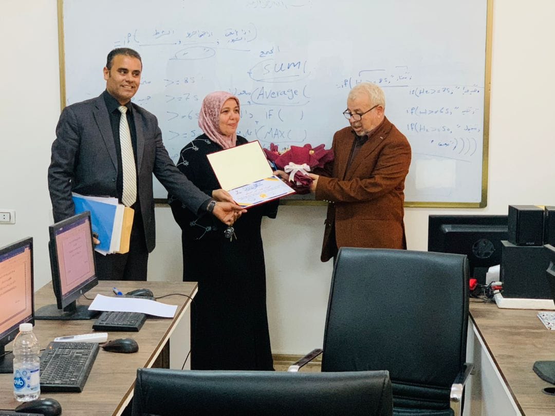 دورة في ( أساسيات الحاسب الالي) مع المدربه نجاة أحمد التريكي من مركز التدريب والتطوير