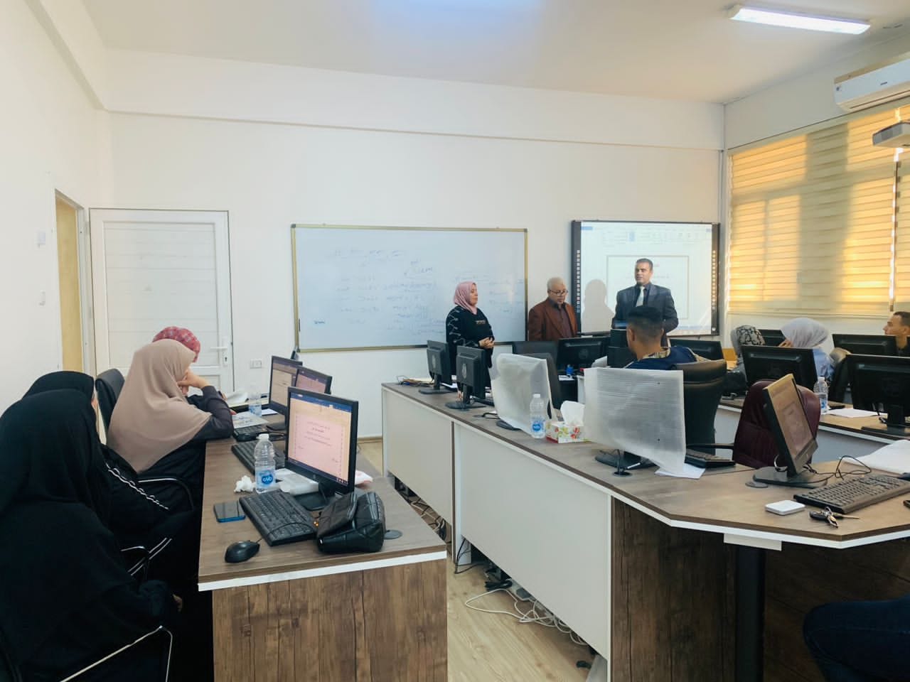 دورة في ( أساسيات الحاسب الالي) مع المدربه نجاة أحمد التريكي من مركز التدريب والتطوير