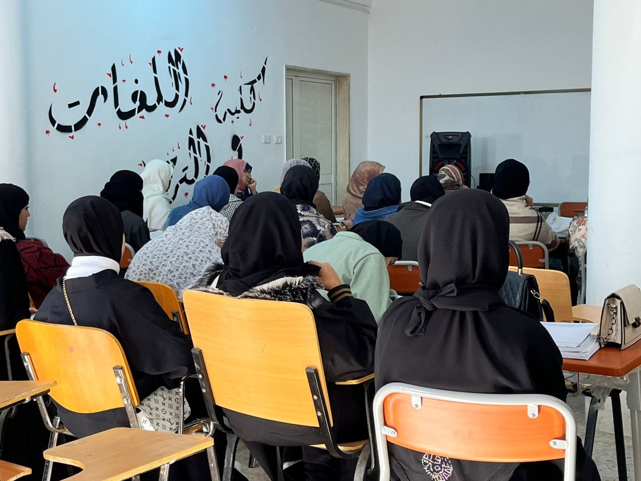 مدى توافق مخرجات البرامج التعليمية بكلية اللغات والترجمة مع متطلبات سوق العمل